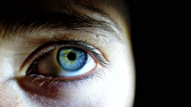 Hermosa foto de primer plano de los ojos azules profundos de un humano femenino