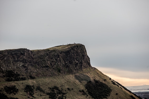 Hermosa foto de un pueblo de pie en la cima del acantilado en la distancia