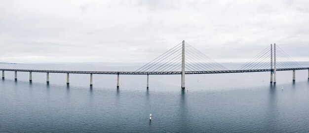 Hermosa foto de un puente colgante anclado sobre un mar azul