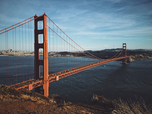 Hermosa foto del puente Golden Gate en un día soleado