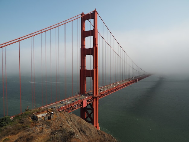 Hermosa foto del puente Golden Gate en San Francisco en un día brumoso