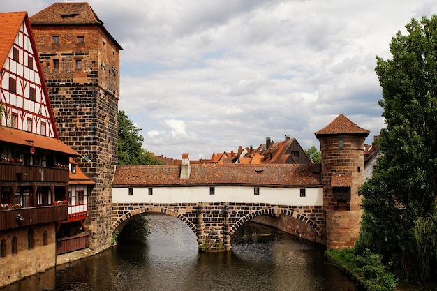 Hermosa foto del puente Henkersteg Nuremberg Alemania en un día nublado