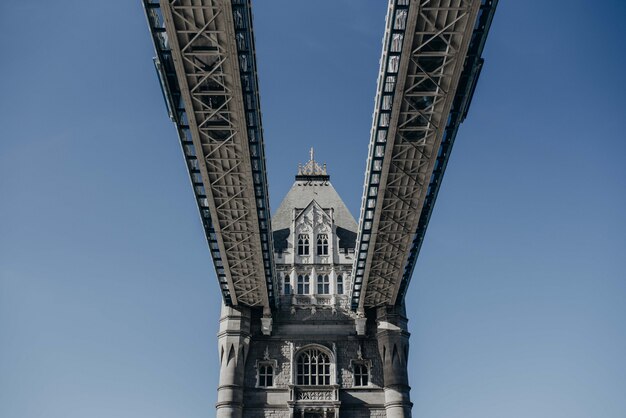 Hermosa foto del puente de Londres desde abajo