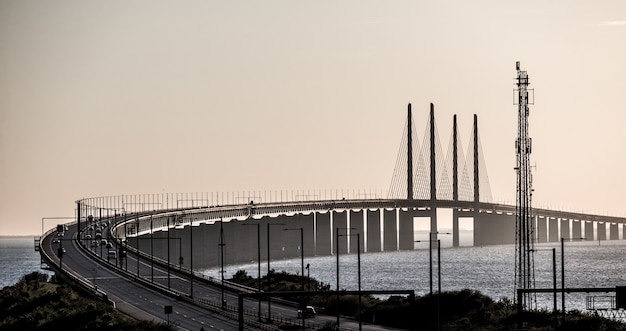 Foto gratuita hermosa foto del puente de oresund con coches en suecia