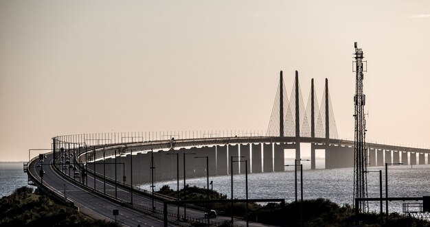 Hermosa foto del puente de Oresund con coches en Suecia