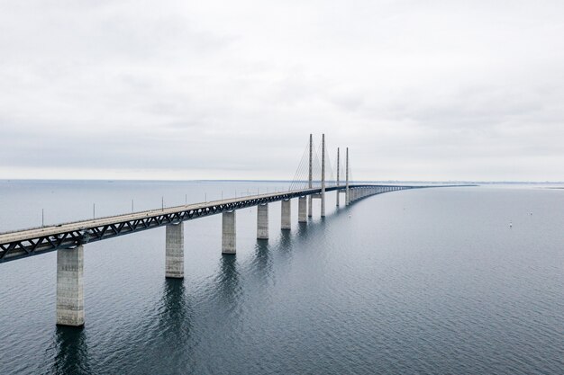 Hermosa foto del puente de Oresund en Copenhague bajo un cielo nublado