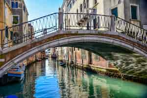 Foto gratuita hermosa foto de un puente que atraviesa el canal en venecia, italia