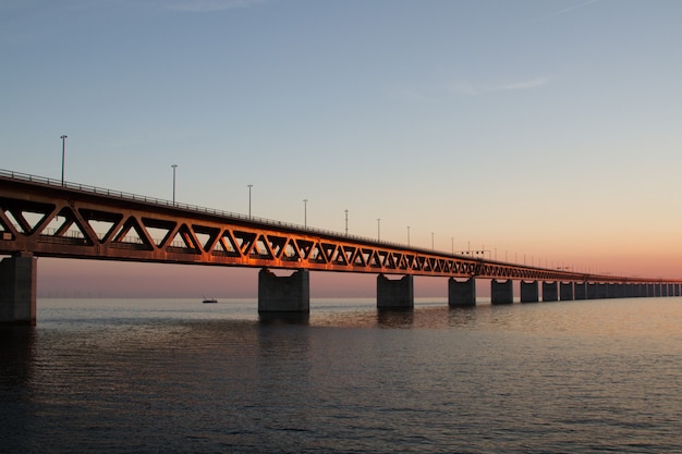Foto gratuita hermosa foto del puente utsiktspunkt öresundsbron sobre el agua bajo un cielo azul