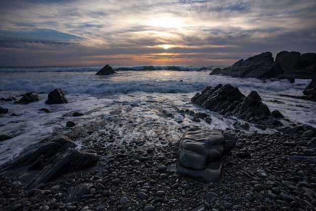 Hermosa foto de una puesta de sol en la bahía de duckpool del norte de Cornualles en el REINO UNIDO