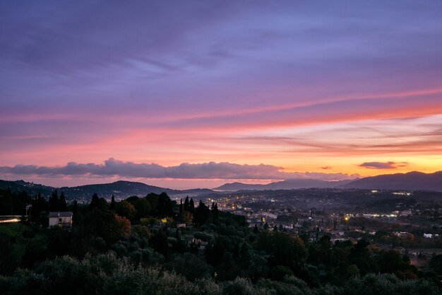Hermosa foto de la puesta de sol sobre la Cote d'Azur (Rivera francesa), Francia