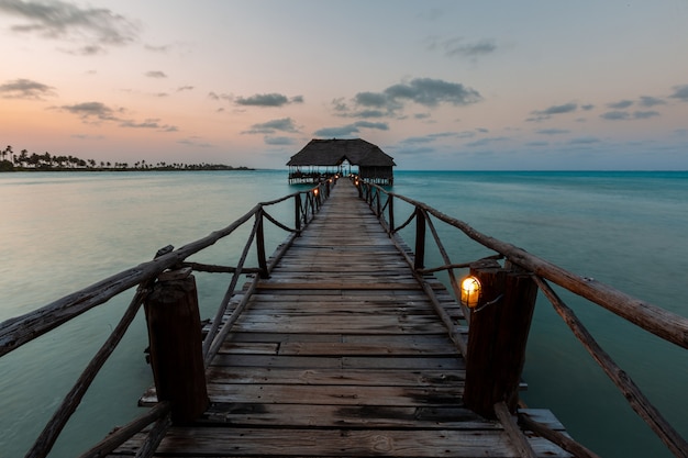 Hermosa foto de una puesta de sol sobre un muelle en Zanzíbar, África Oriental