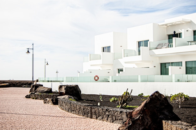 Hermosa foto de un resort en Lanzarote, España, en un día soleado