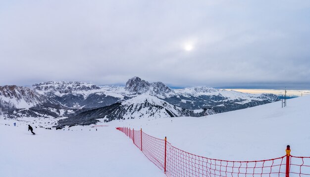 Hermosa foto de un resort de snowboard en las montañas