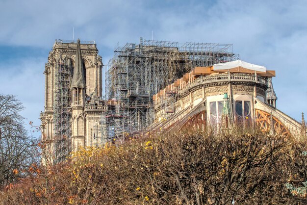 Hermosa foto de las restauraciones de la torre de Notre-Dame de Paris, después del incendio en París, Francia