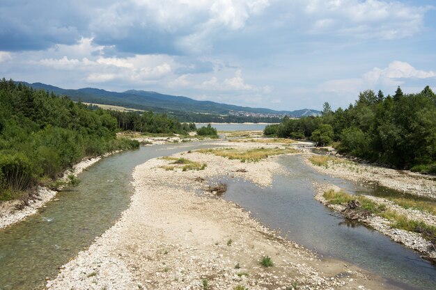 Hermosa foto de un río con montañas