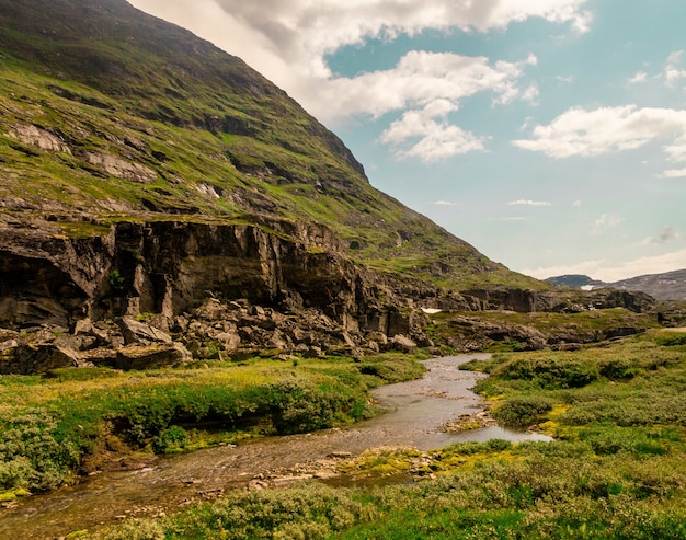 Foto gratuita hermosa foto de un río que fluye cerca de altas montañas rocosas en noruega