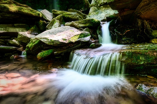 Hermosa foto de río que fluye con grandes rocas