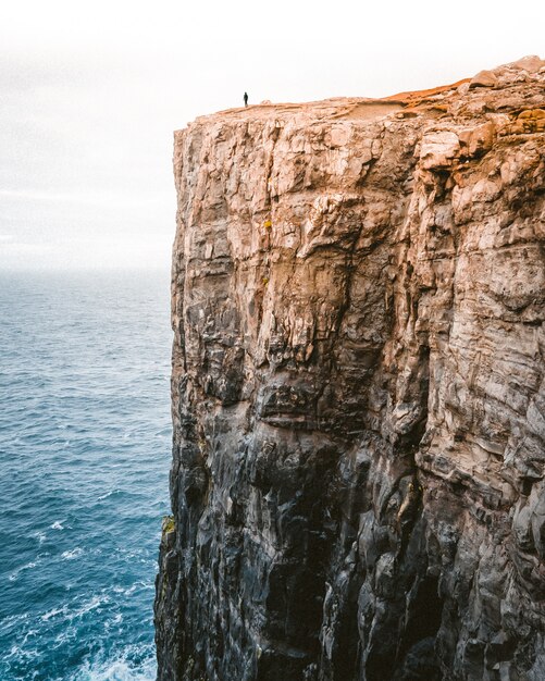 Hermosa foto de una roca alta junto al mar