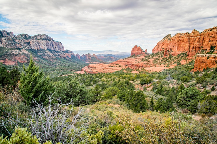 Foto gratuito hermosa foto de sedona, arizona, bajo un cielo nublado