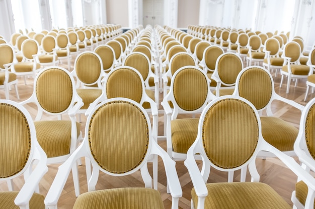 Hermosa foto de sillas blancas en una sala de conferencias