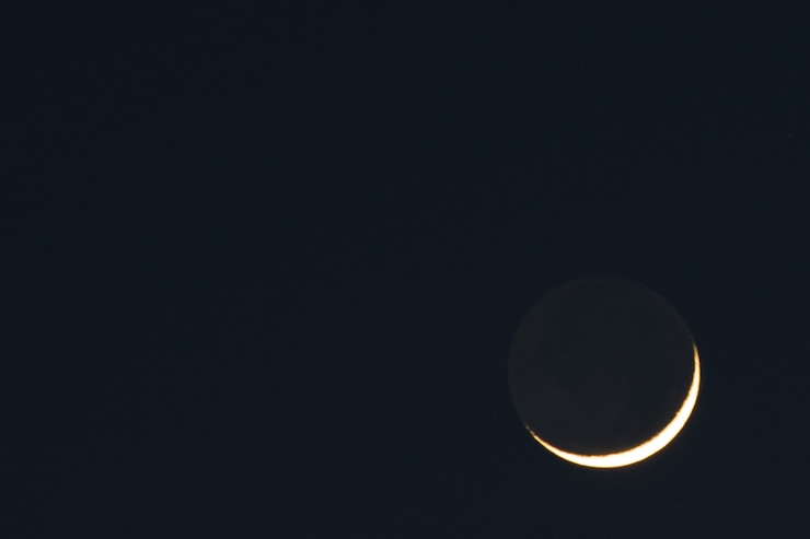 Foto gratuito hermosa foto del sol detrás de la luna con un muro oscuro