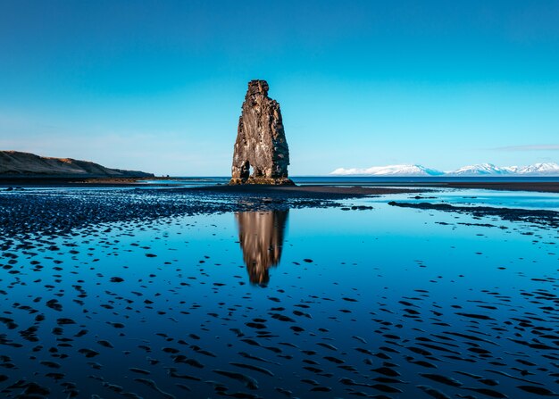 Foto gratuita una hermosa foto de una sola roca en medio de un lago