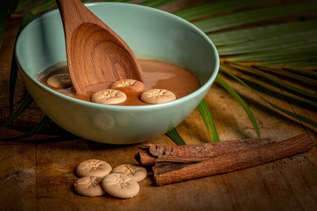 Hermosa foto de sopa crema, canela y galletas