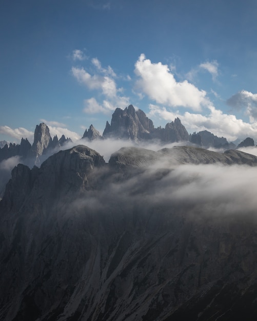 Hermosa foto de Three Peaks Nature Park parcialmente cubierto de nubes en Toblach, Italia