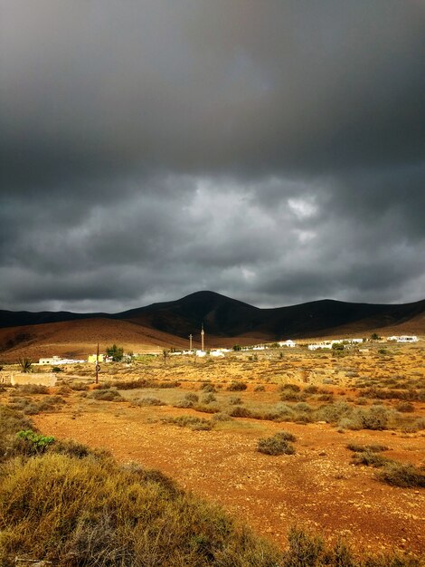 Hermosa foto de tierras secas arenosas antes de la tormenta en el Parque Natural de Corralejo, España