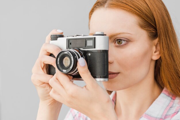 Hermosa foto de toma femenina en estudio