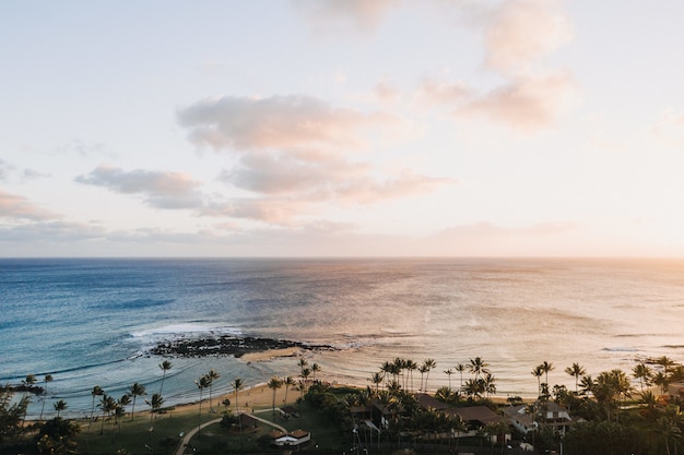 Hermosa foto de las tranquilas olas del océano con un paisaje de puesta de sol