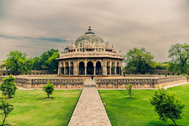 Hermosa foto de la tumba de Isa Khan en Delhi, India, bajo un cielo nublado