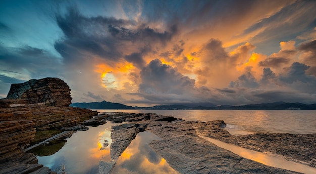 Hermosa foto de Tung Ping Chau en Hong Kong bajo el cielo azul oscuro y amarillo