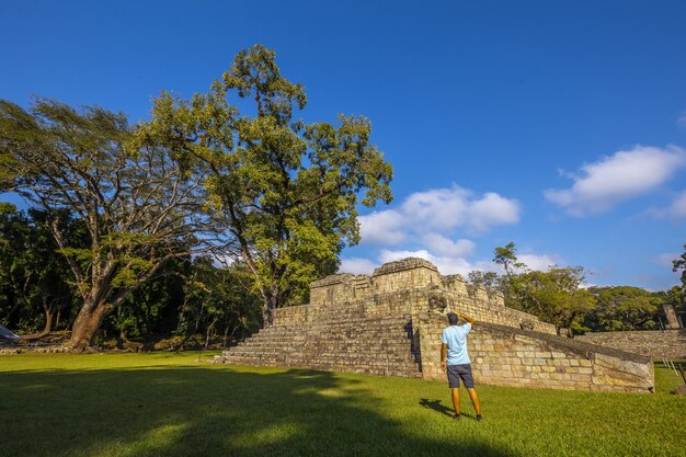 Hermosa foto de un turista que visita las ruinas de Copán y sus hermosas ruinas mayas en Honduras