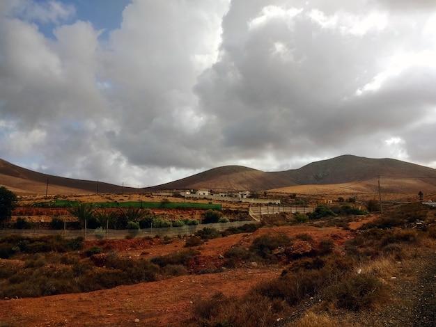 Hermosa foto de un valle seco durante el tiempo nublado en Fuerteventura, España.