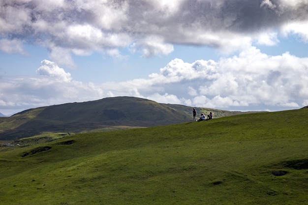 Foto gratuita hermosa foto de viajeros disfrutando de la vista de la isla de clare, condado de mayo en irlanda