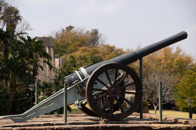 Hermosa foto de un viejo cañón en un parque que se muestra en un día soleado