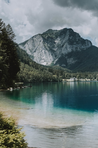 Hermosa foto del Vorderer Langbathsee en la parte de Salzkammergut de Alta Austria