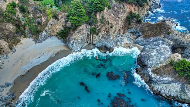 Hermosa fotografía aérea de la costa del mar con olas increíbles en un día soleado