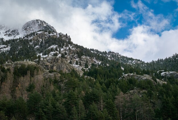 Hermosa gama de altas montañas rocosas cubiertas de nieve durante el día