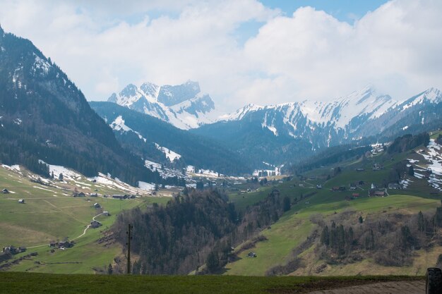 Hermosa gama de altas montañas rocosas cubiertas de nieve durante el día