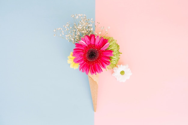 Foto gratuita hermosa gerbera en ramo en cono