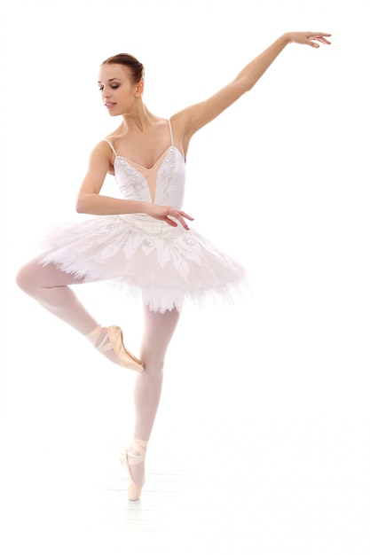 Hermosa y hermosa bailarina en pose de ballet