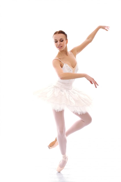 Hermosa y hermosa bailarina en pose de ballet