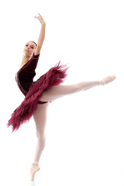 Hermosa y hermosa bailarina en pose de ballet