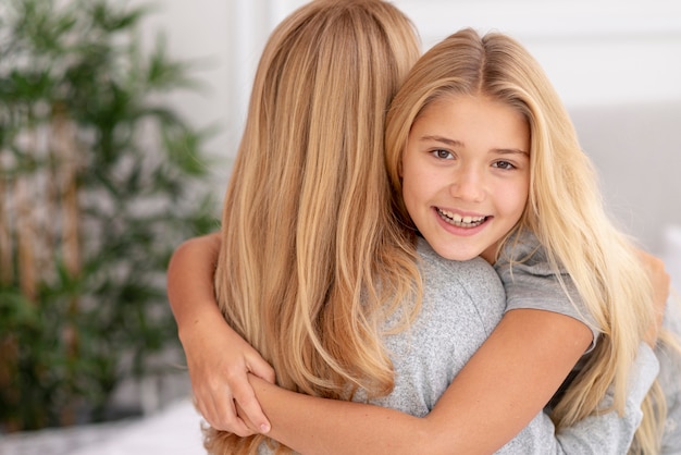 Hermosa hija abrazando a su madre