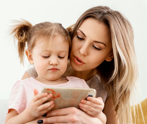 Foto gratuita hermosa hija y madre pasar tiempo juntos en casa