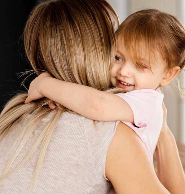 Hermosa hija y madre pasar tiempo juntos