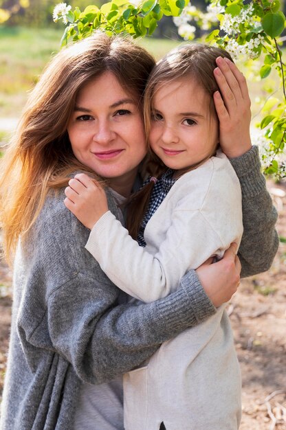 Hermosa hija y madre posando