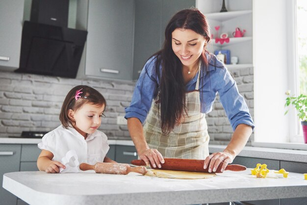 Una hermosa hija con su madre cocinando en la cocina